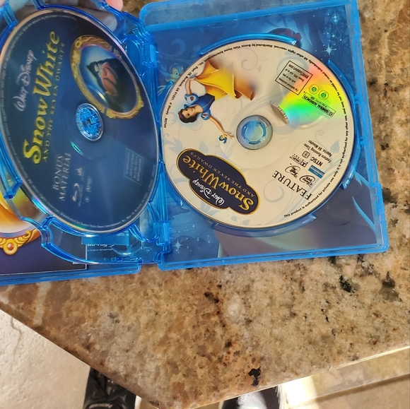 Disney's Snow White Blu-ray and DVD combo with Bonus Features Diamond Edition - Picture 6 of 6